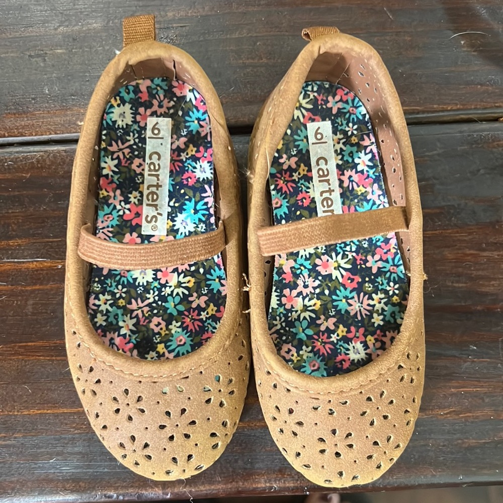 Brown eyelet flats w elastic sz 6